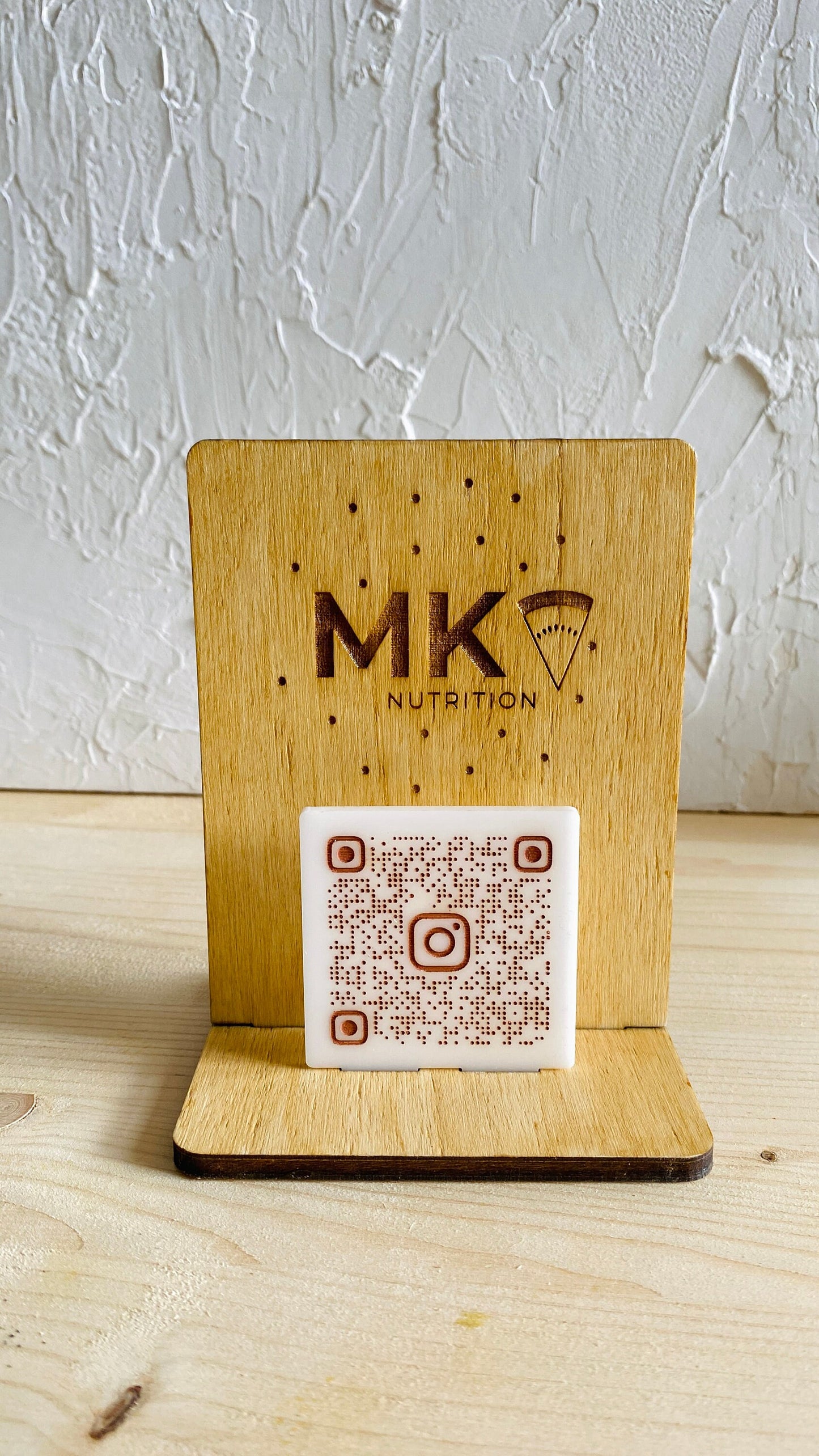 Cartelito con logo y código QR