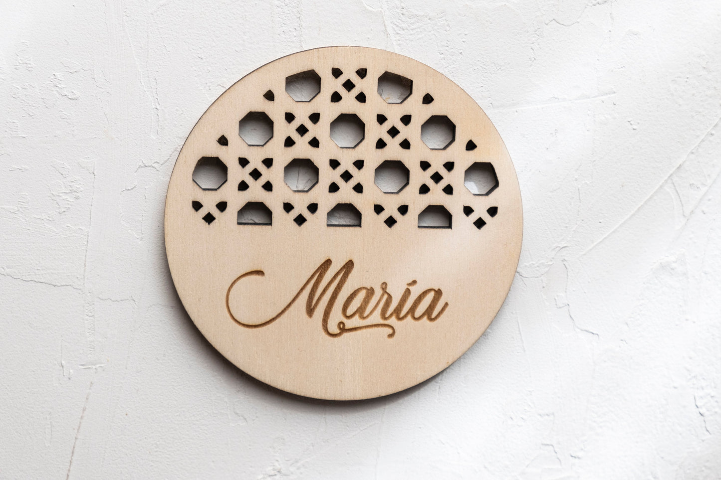 Posavasos de madera troquelada con nombre.