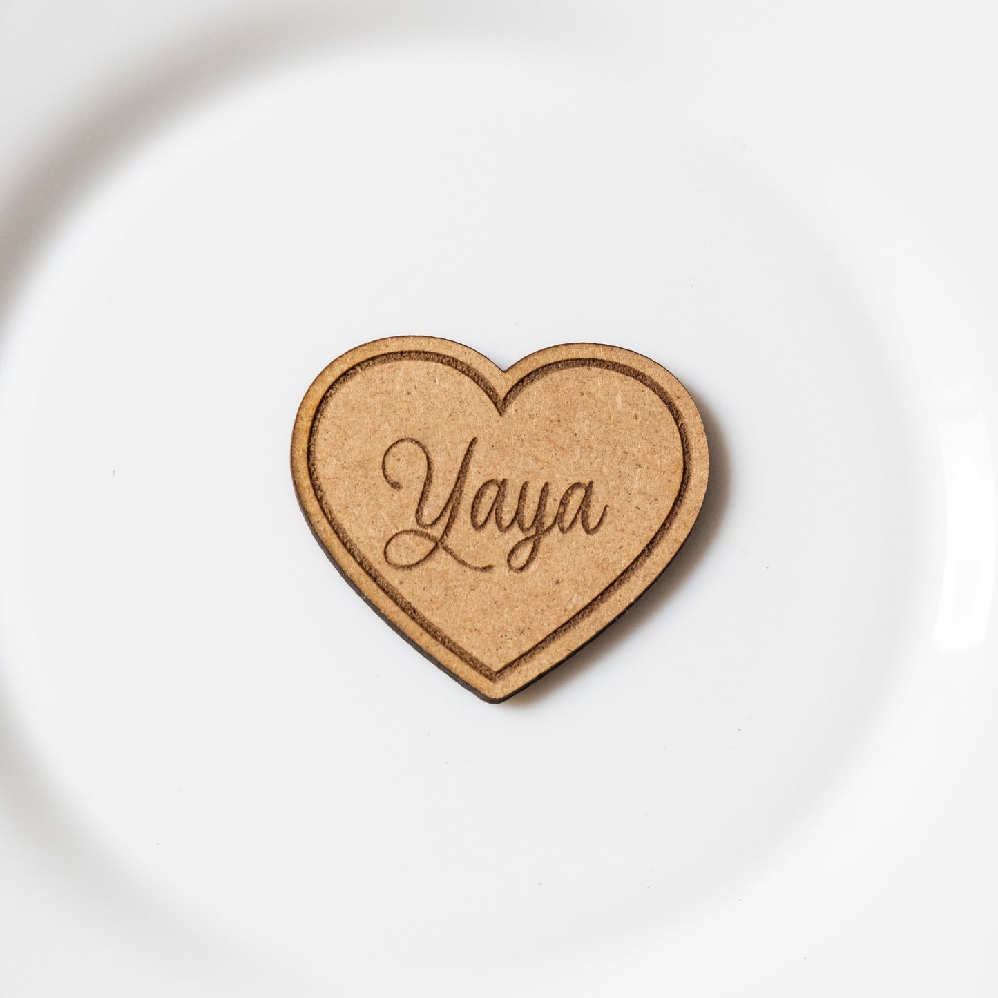 Corazón de madera con imán