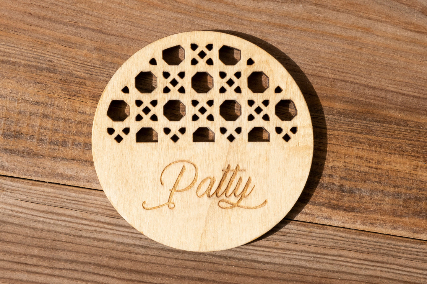 Posavasos de madera troquelada con nombre.