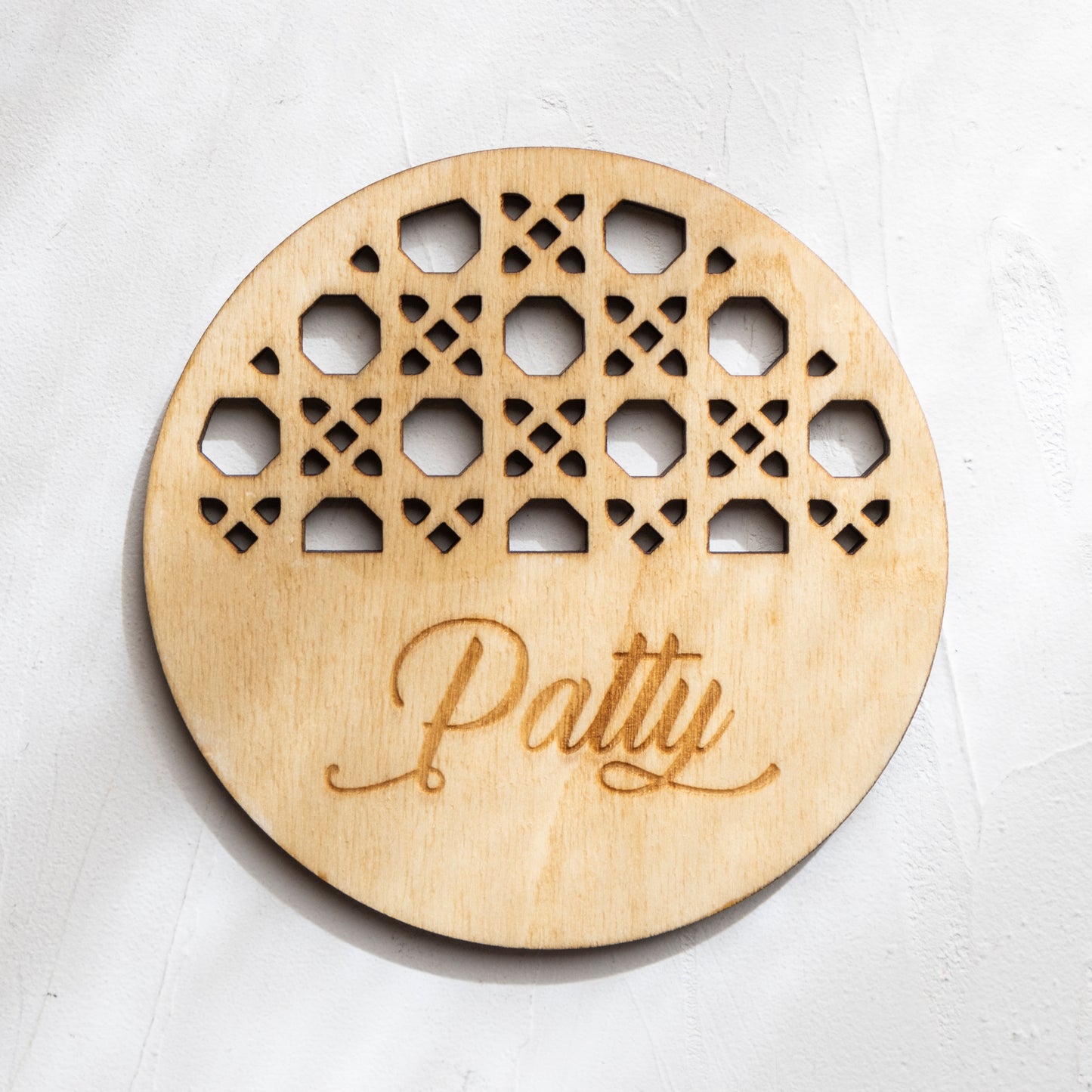 Posavasos de madera troquelada con nombre.
