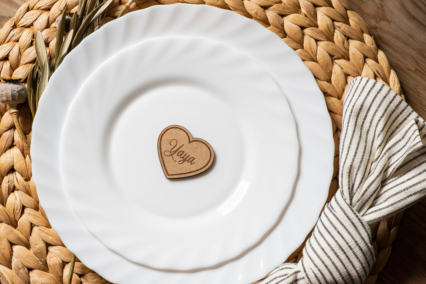 Corazón de madera con imán