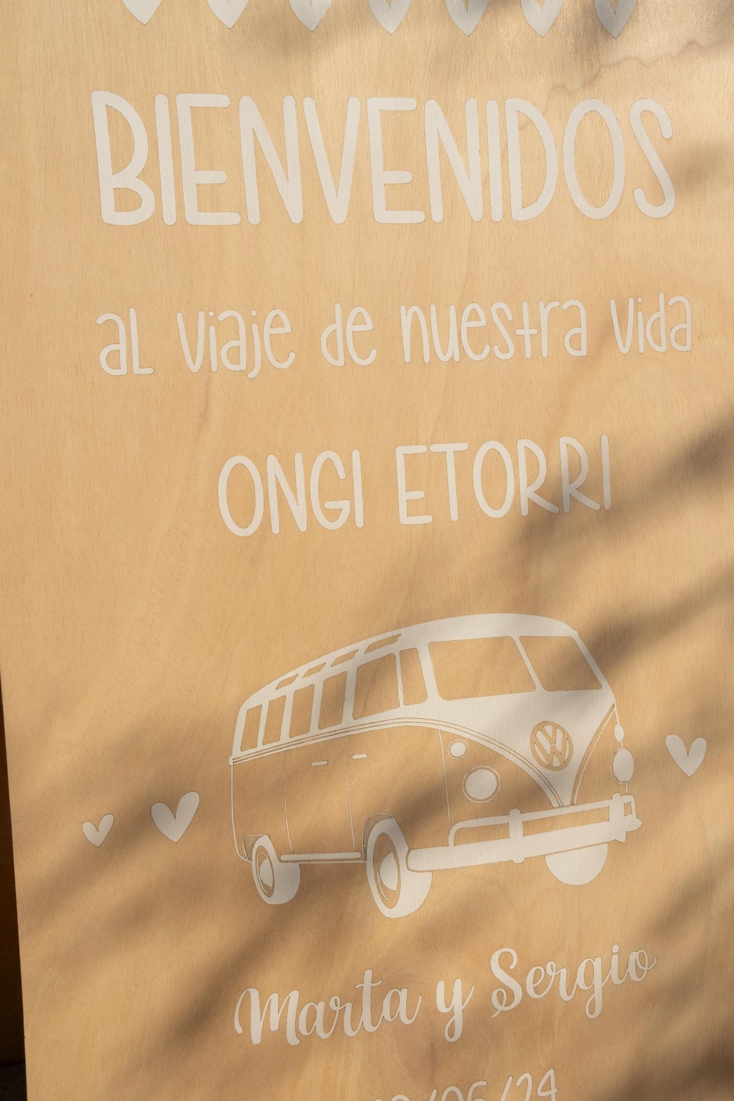 Letrero bienvenida con furgoneta