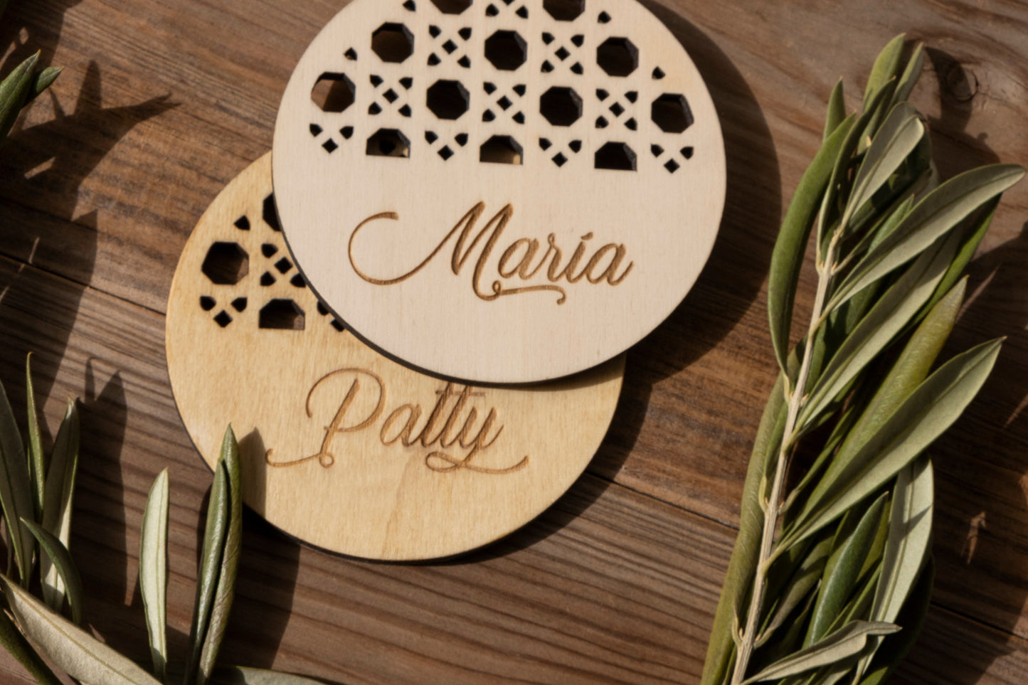Posavasos de madera troquelada con nombre.