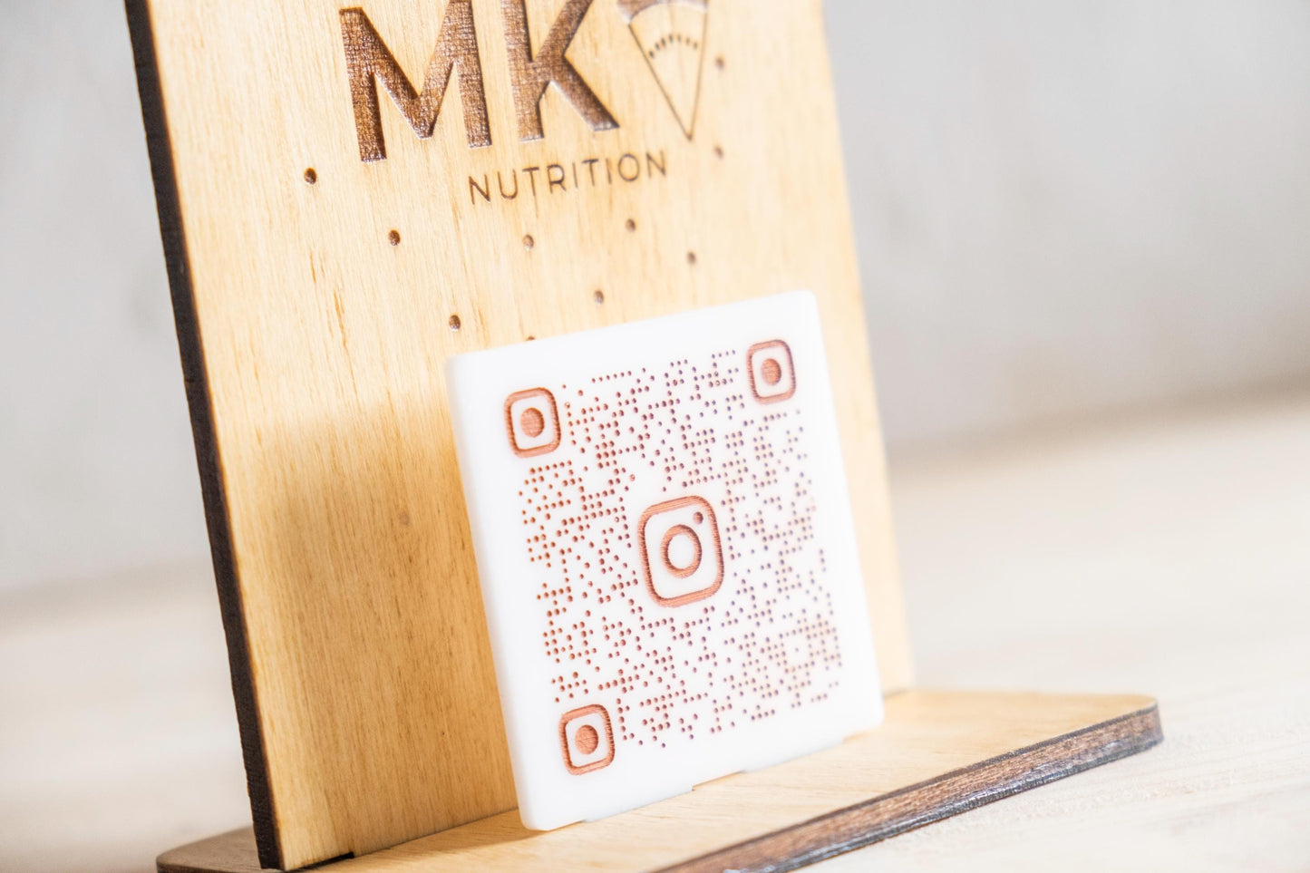 Cartelito con logo y código QR