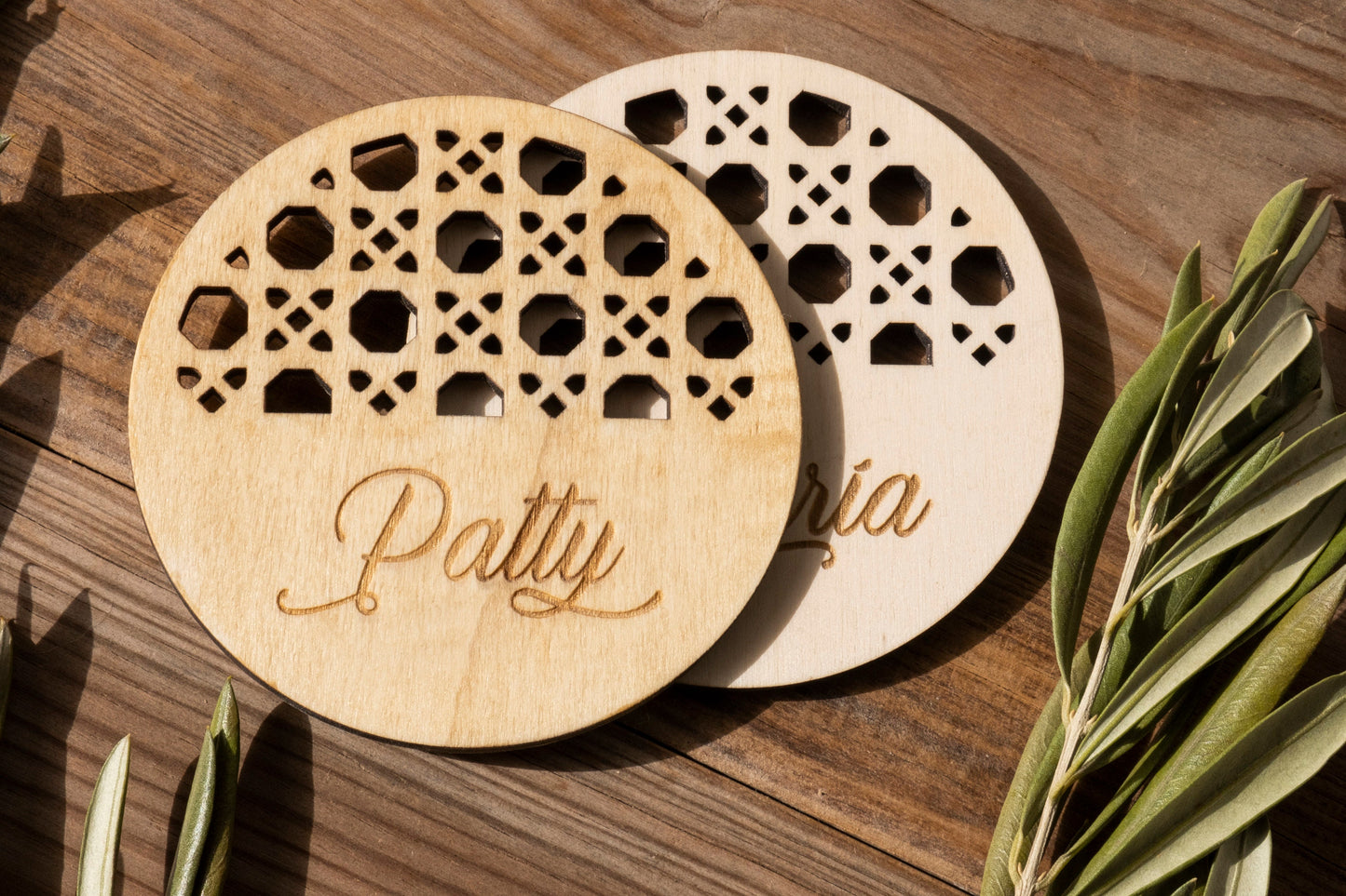 Posavasos de madera troquelada con nombre.