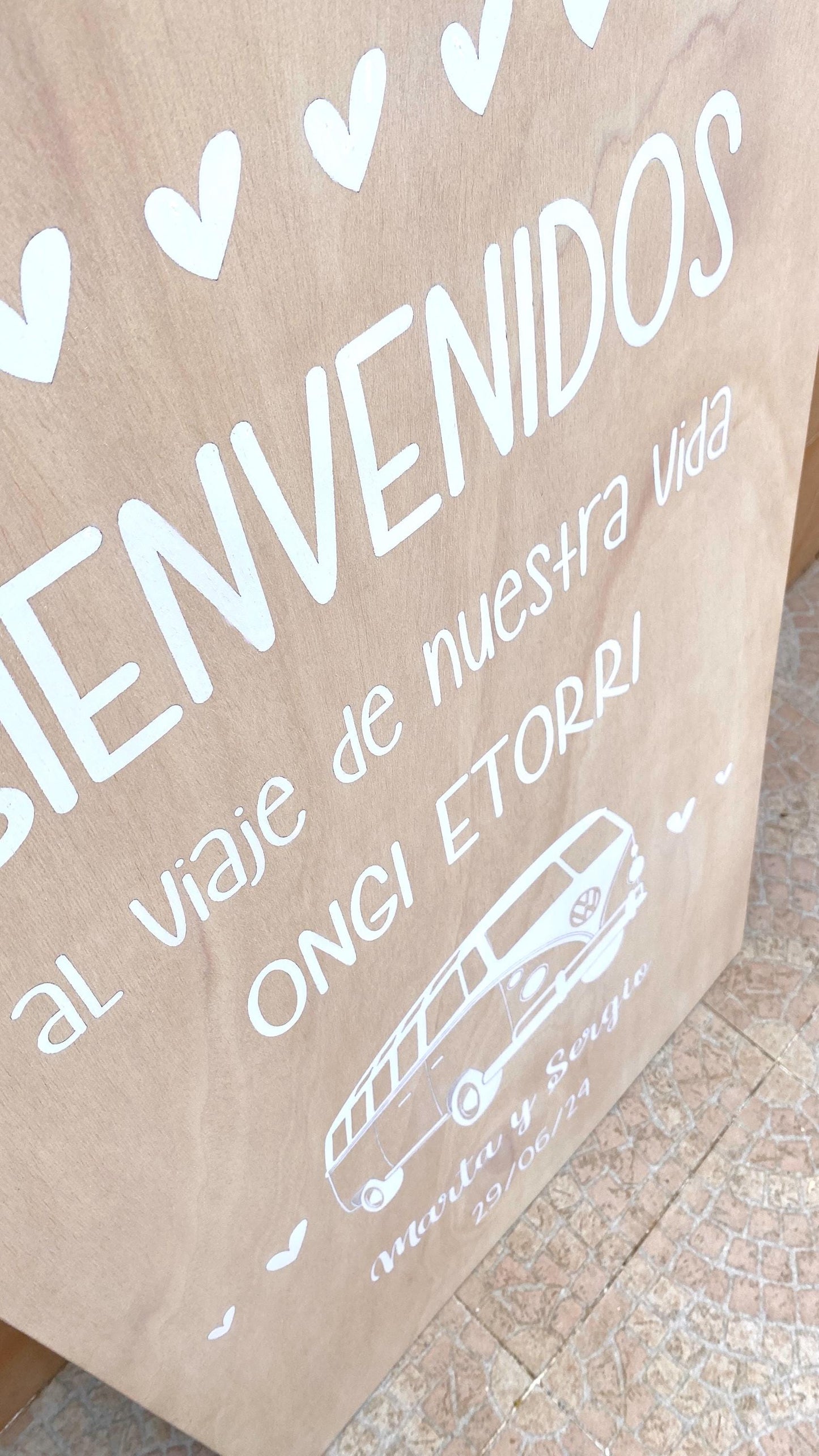 Letrero bienvenida con furgoneta