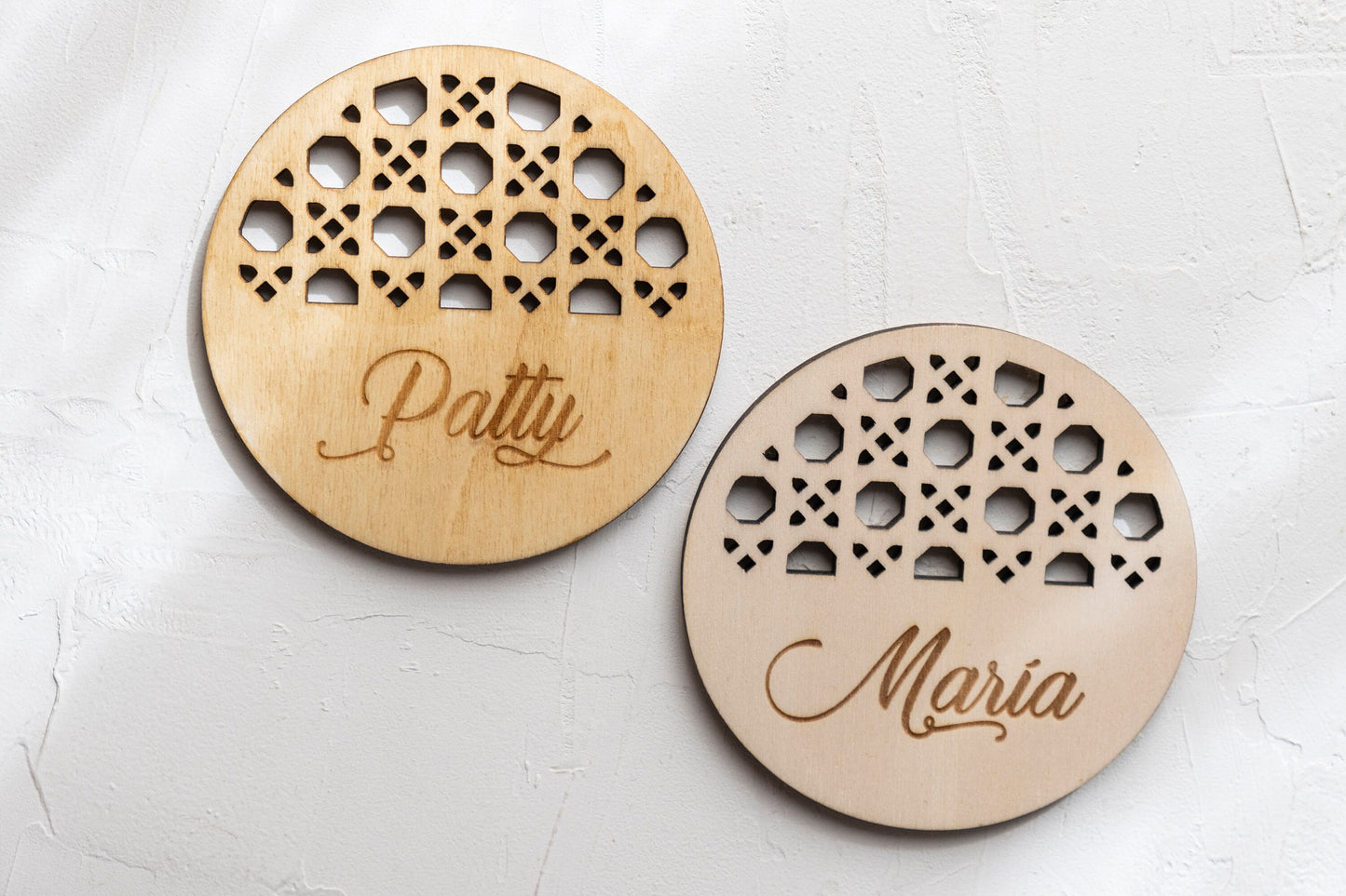 Posavasos de madera troquelada con nombre.