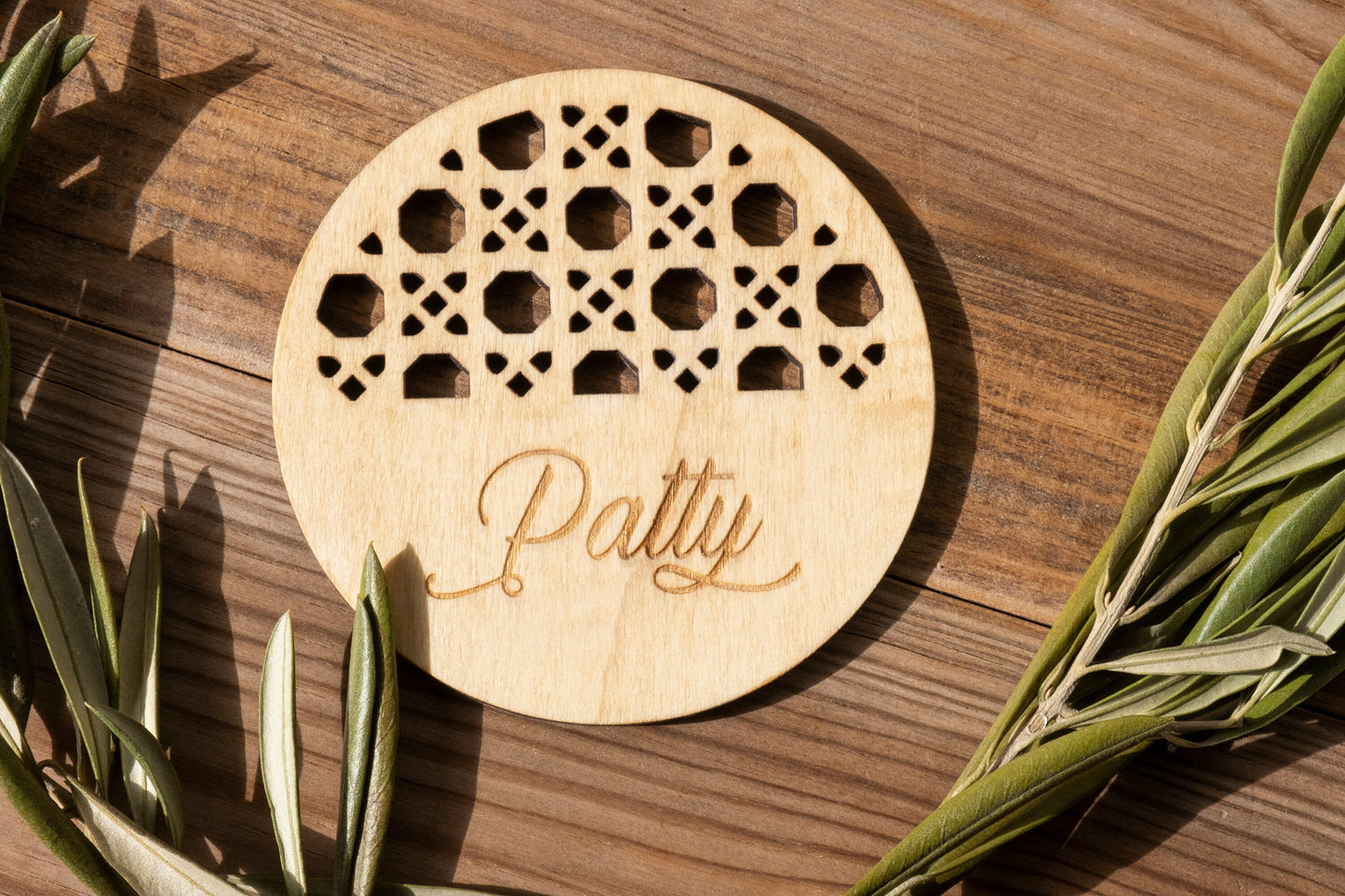 Posavasos de madera troquelada con nombre.