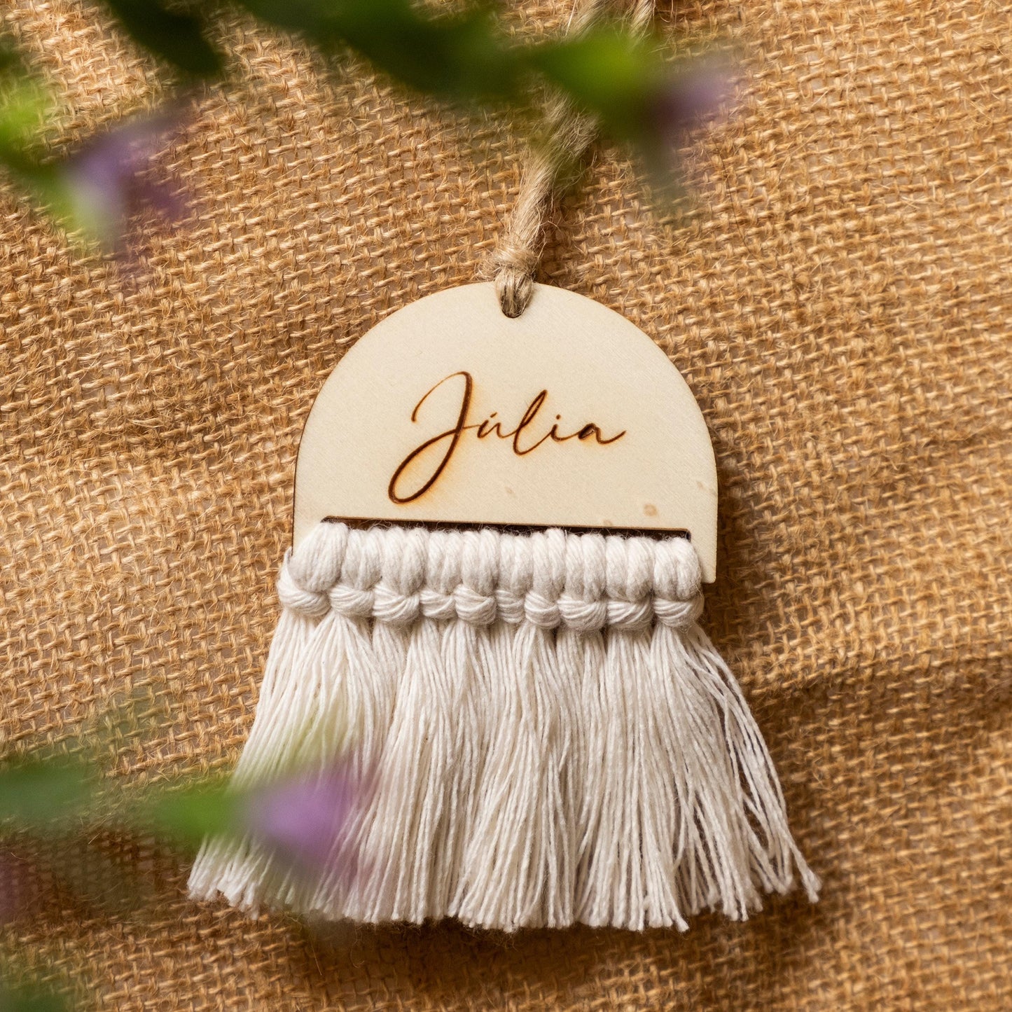 Detalle de madera con macramé
