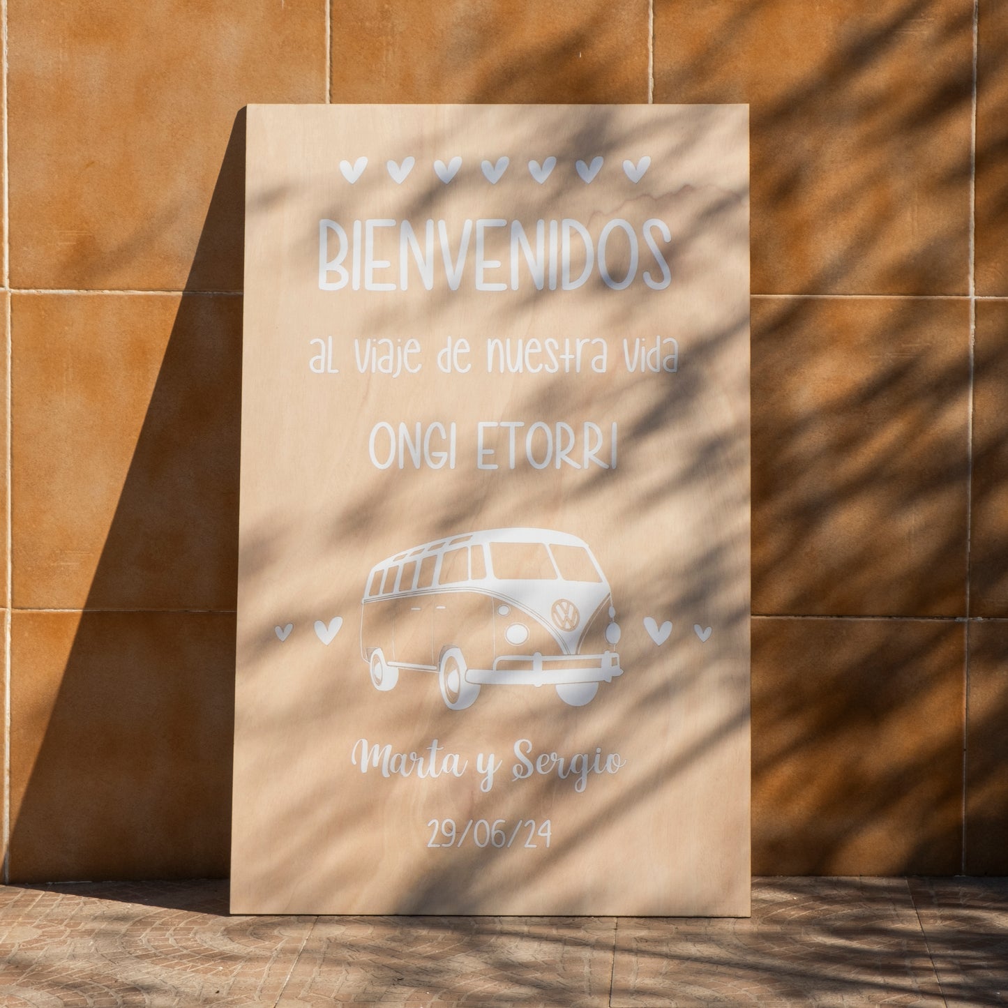 Letrero bienvenida con furgoneta