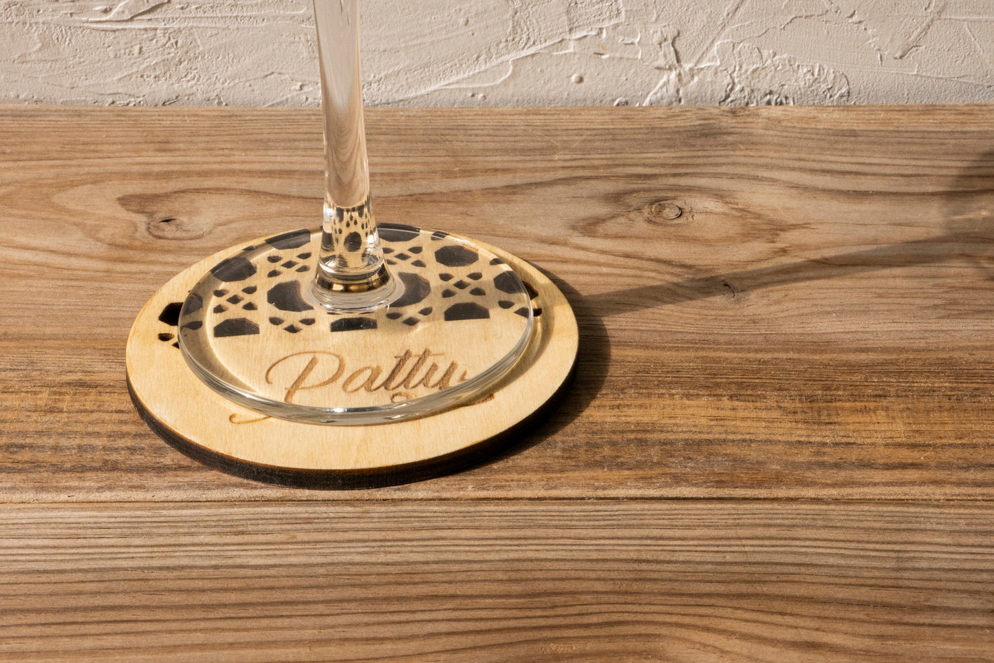 Posavasos de madera troquelada con nombre.