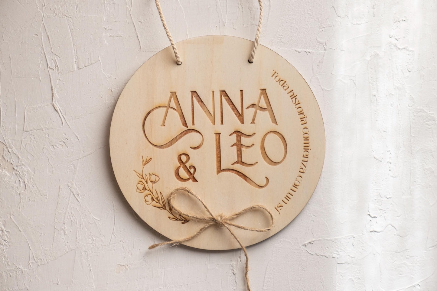 Letrero de madera porta anillos.