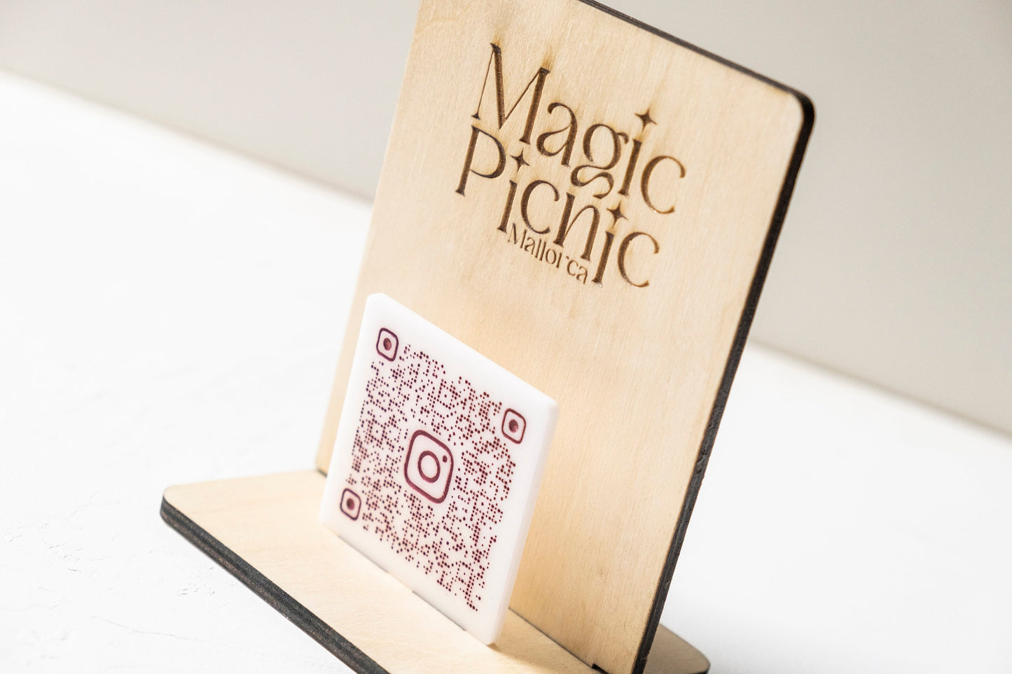 Cartelito con logo y código QR