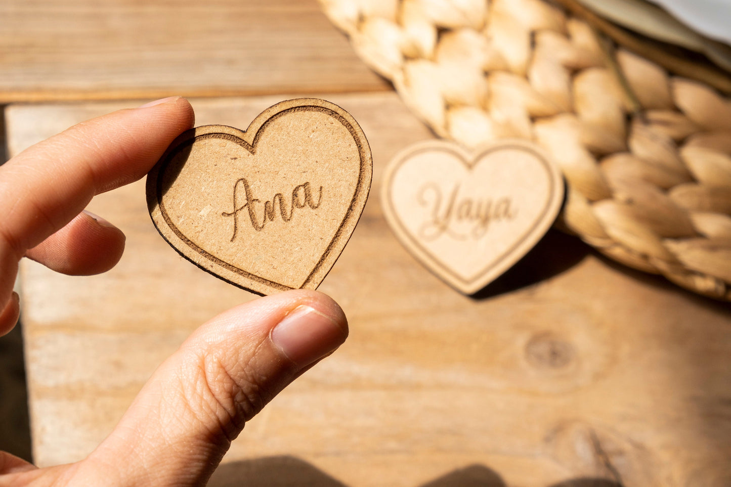Corazón de madera con imán