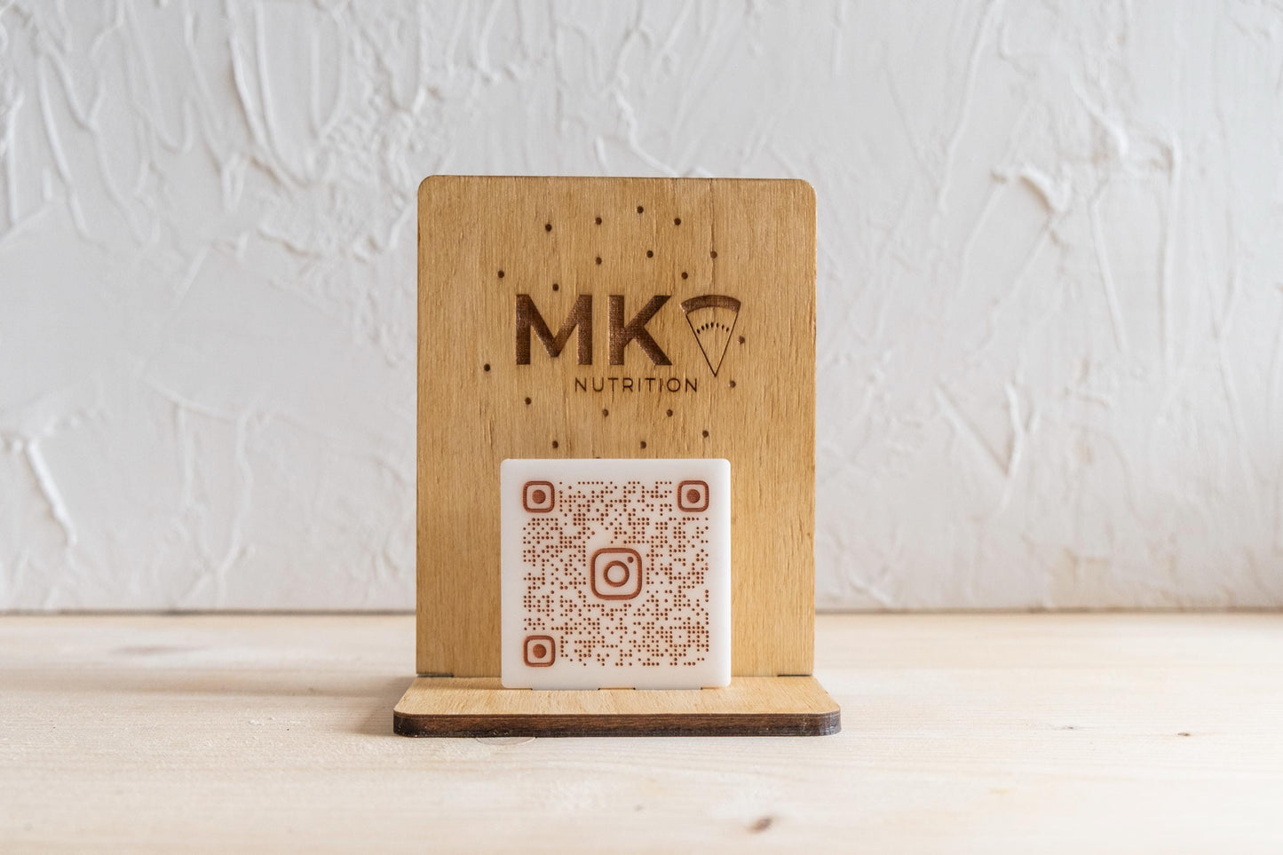 Cartelito con logo y código QR