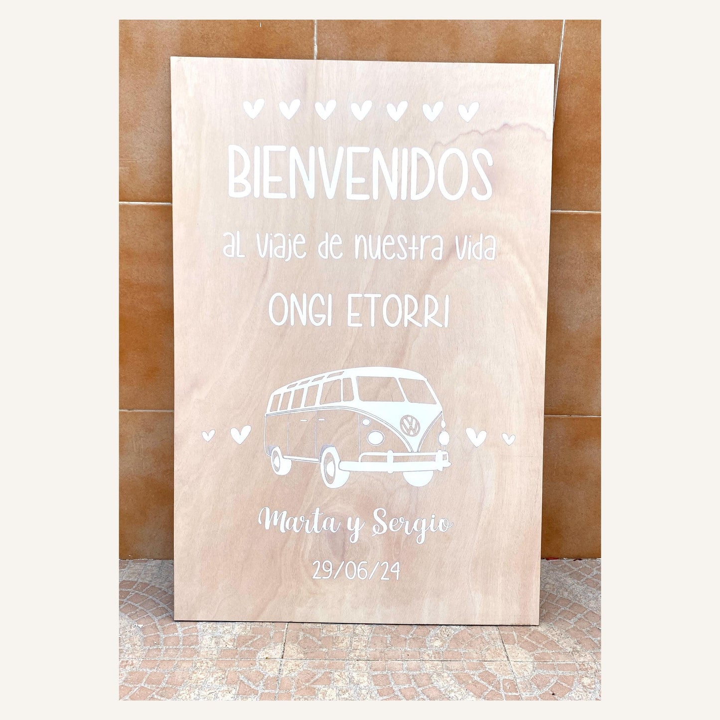 Letrero bienvenida con furgoneta