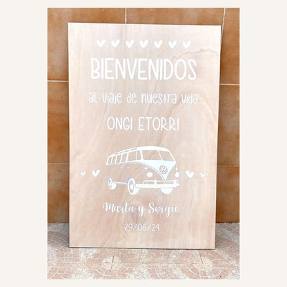 Letrero bienvenida con furgoneta