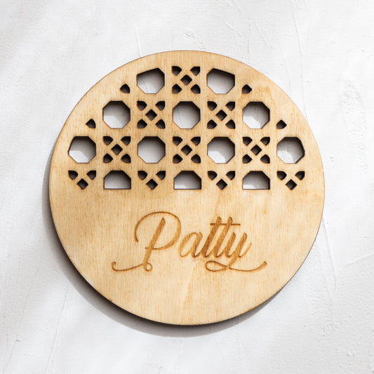 Posavasos de madera troquelada con nombre.