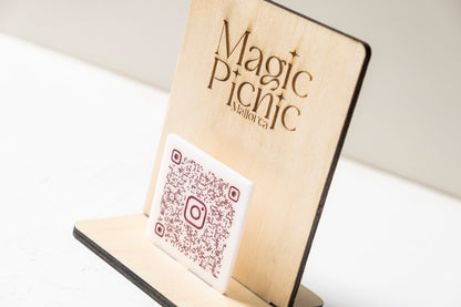 Cartelito con logo y código QR